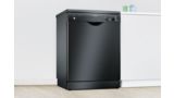 Máquina de instalação livre preta da Bosch numa cozinha branca