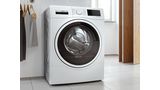 Vaske-/tørremaskine fra Bosch i et moderne, hvidt badeværelse