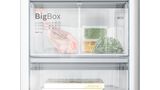 Prim-plan cu un congelator Bosch plin cu carne și legume. BigBox arată un congelator de mare capacitate.