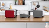 Řada toasterů na 4 toasty Silicone v různých barvách: červené, šedé a nerezu