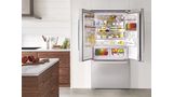 Freistehender Bosch Kühlschrank aus Edelstahl mit offener Tür, die den Blick auf Speisen und Getränke freigibt.
