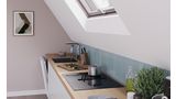Virtuvės, esančios po nuožulniu stogu, išplanavimo su „Bosch“ kaitlente su integruotu ventiliacijos moduliu vaizdas kampu.