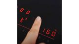 En finger vælger en fast temperatur på 160 °C med PerfectFry Plus