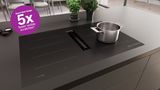 Modern fornuis met pan, Bosch mat ontwerp, minder zichtbare krassen en strak zwarte afwerking.