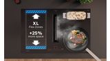Moderne inductiekookplaat met XL Flex Zones, pan met vlees en groenten, en schaal met gebakken champignons.