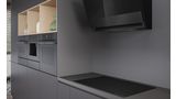 Kookplaat en dampkap uit de Matt Design-lijn van Bosch in een donkerblauwe keuken.