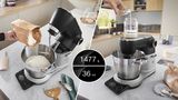 Bosch-Küchenmaschine Serie 8 mit Mehl und Wasser. Display zeigt Gewicht und Volumen an.