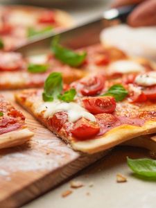 Un goût d'Italie : pizza Margherita garnie de basilic et de pecorino.