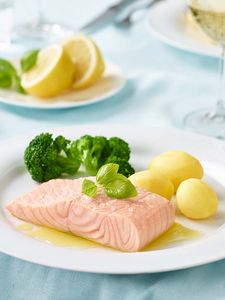 Cookit propose plusieurs recettes sans gluten, comme ce filet de saumon à la vapeur servi avec des brocolis et des pommes de terre.