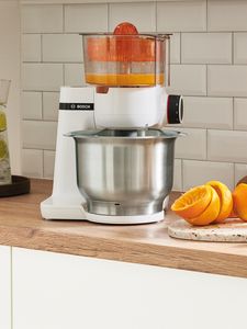 Mit der Boschküchenmaschine wird frischer Orangensaft hergestellt.