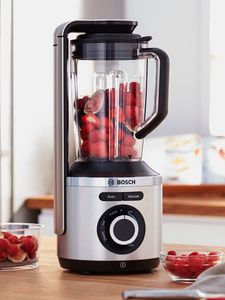 Der Bosch Vakuum-Mixer VitaPower Serie 8 mit roten Früchten steht auf einer Küchenabstellfläche.