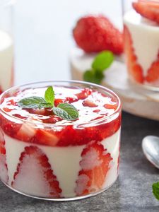 Köstliches Dessert mit Erdbeeren. 