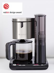 Aparat de cafea Styline Filter cu logo-ul premiului de design Red Dot în colțul de sus al imaginii.
