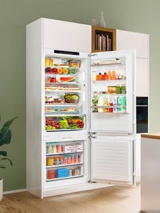 Offen stehender Kühlschrank gefüllt mit frischen Lebensmitteln.