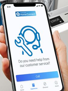 En hånd holder en telefon foran en oppvaskmaskin og appen spør om kunden ber om hjelp fra kundeservice.