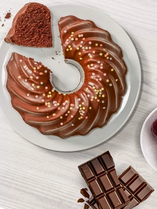 A view from above of a chocolate cake. 