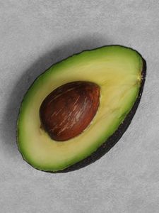 Eine halbe Avocado.