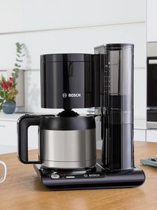 Styline Filterkaffeemaschine in Schwarz und Edelstahl auf einer Küchenarbeitsplatte.