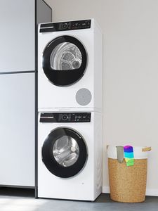 Bosch Trockner und Waschmaschine aufeinandergestapelt mit einem praktischen Auszug zum Ablegen der Wäsche.