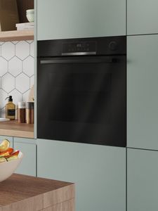 Bosch serie 6-oven met een kom knapperige groentechips.