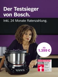 Eine Frau präsentiert die Bosch Cookit Küchenmaschine, die als Testsieger von Stiftung Warentest mit der Note "GUT (2,0)" ausgezeichnet wurde. Ein Angebot ab 1.399 € mit 24 Monaten Ratenzahlung ist hervorgehoben.