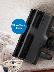 Kefa MicroClean na koberec a časť s lupou s mikrozobrazením vlákien koberca a najmenších prachových častíc.