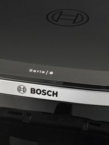 O logótipo da Bosch na Air Fryer, realçando o seu design elegante e moderno.