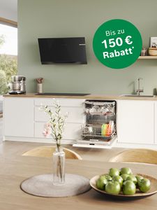 Schöne Küche mit pastellgrüner Wand und mit nachhaltigen Hausgeräten von Bosch und dem Hinweis auf die aktuelle Aktion „Bis zu 150 € Rabatt“ im Bosch Online Shop.