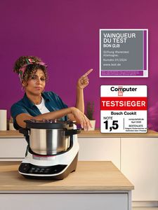 Femme cuisinant, appareils de cuisine, étiquette de prix, fond violet.