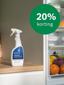 Een fles speciaalreiniger op een houten oppervlak, naast een open koelkast met verse producten, met een bordje “20% korting”. 