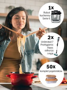 Kobieta w kuchni wyjmuje makaron z garnka