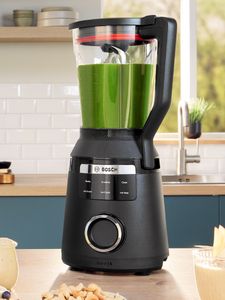 Ένα μπλέντερ VitaPower Series 6 σε χρώμα Stainless Steel και γύρω του smoothie και πιάτα σε ένα ράφι κουζίνας.
