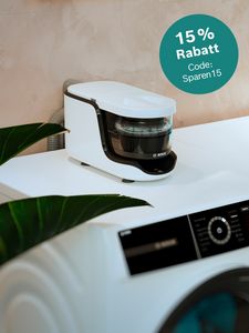 Bosch Waschmaschine mit externen Bosch Mikroplastikfilter und Hinweis, dass es beim Kauf des Filters im Bosch Online Shop 15 % Rabatt gibt