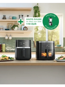 Zwei schwarze Bosch Hei&szlig;luftfritteusen auf einer K&uuml;chenarbeitsplatte; im Hintergrund sind K&uuml;chenutensilien und Pflanzen.