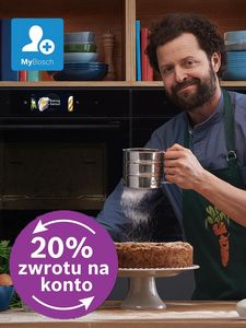 Osoba w kuchni sypie cukier puder na cieście. Na blacie są warzywa, jajka i mleko. W tle napis '20% zwrotu na konto' oraz ikona MyBosch.