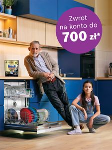 Dziewczyna i pan pozuja przy zmywarce w kuchni, na blacie kapsulki Finish