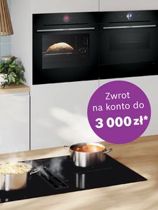 Nowoczesna kuchnia z czarnymi urządzeniami, drewnianą wyspą i jasnym wystrojem.
