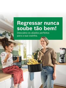 criança sentada numa mesa de cozinha ao lado de mãe feliz