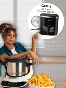 Eine Frau zeigt auf eine Bosch-Heißluftfritteuse in einer Küche, neben einer Schüssel mit goldgelben Pommes und einem Multikocher auf der Theke.