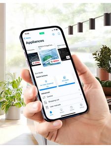 Une main tenant un smartphone affichant une application d'appareil &eacute;lectrom&eacute;nager, avec des options pour contr&ocirc;ler les appareils.