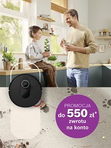 odkurzacz sprzatajacy na podlodze, obok mezczyzna z dzieckiem w kuchni