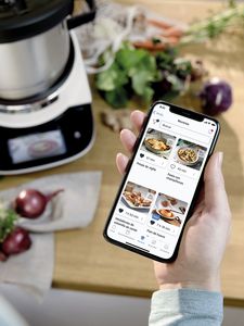 Home Connect App auf dem Smartphone mit Rezept&uuml;bersicht f&uuml;r den Bosch Cookit in einer K&uuml;chensituation.