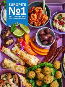 Verschillende borden met eten op een tafel en pictogram Europa's nummer 1 merk.