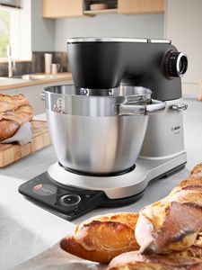 Ein roter Series 8-Standmixer.
