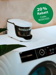 Bosch Waschmaschine mit externen Bosch Mikroplastikfilter und Hinweis, dass es beim Kauf des Filters im Bosch Online Shop 20 % Rabatt gibt