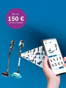 Ein Smartphone zeigt Bosch-Staubsaugeraufs&auml;tze, w&auml;hrend zwei Staubsauger vor einem blauen Hintergrund stehen und ein Rabatt von bis zu 150 &euro; beworben wird.