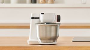 A front shot of a white Series 2 MUM stand mixer.