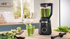 Bosch Blender VitaPower Series 6 stoji na kuhinjski polici, obdan s svežim sadjem in zelenjavo ter kozarcem osvežilnega smoothieja.