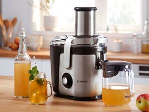 Der Bosch Zentrifugalentsafter VitaJuice steht auf einer K&uuml;chenarbeitsplatte.