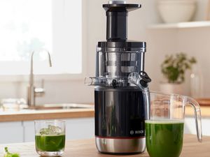 Der Bosch Slow Juicer VitaExtract steht auf einer K&uuml;chenarbeitsplatte.